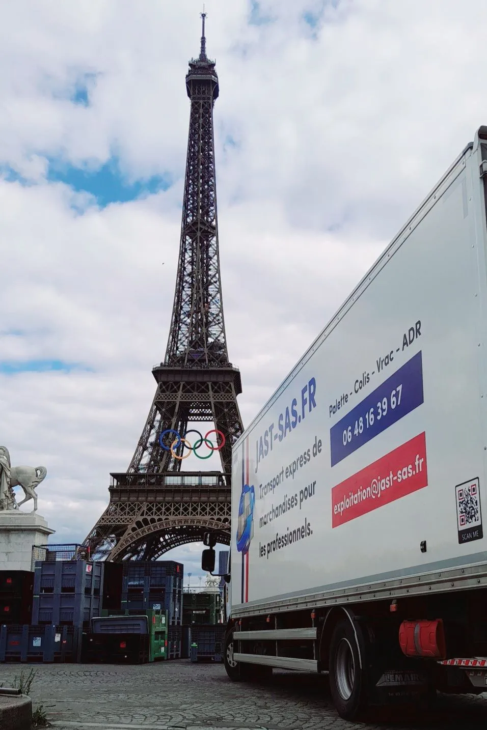 Porteur JAST aux couleurs de l'entreprise, en mission à Paris